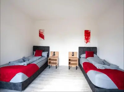 Ein Bett oder Betten in einem Zimmer der Unterkunft Serviceroom24 - Space in Oberhausen WLAN - Smart-TV - 24-7 Check-in und Küche