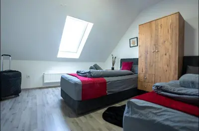 Ein Bett oder Betten in einem Zimmer der Unterkunft Serviceroom24 - Space in Oberhausen WLAN - Smart-TV - 24-7 Check-in und Küche