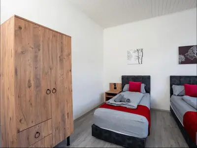 Ein Bett oder Betten in einem Zimmer der Unterkunft Serviceroom24 - Space in Oberhausen WLAN - Smart-TV - 24-7 Check-in und Küche