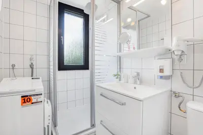 Ein Badezimmer in der Unterkunft VinhMinh Homes 1 - Business Apartment, Zentral, Parkplatz, WLAN & Ruhig