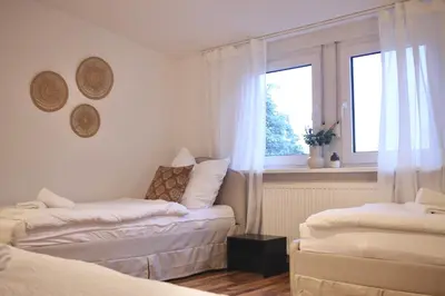Ein Bett oder Betten in einem Zimmer der Unterkunft 3-Zimmer-Apartment I 2 Min bis Hbf I Smart TV I WiFi I modern