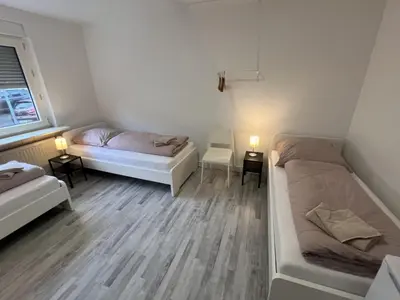 Ein Bett oder Betten in einem Zimmer der Unterkunft Work and Sleep Hagen 6 Pers Komfortwohnung für Gruppen H6