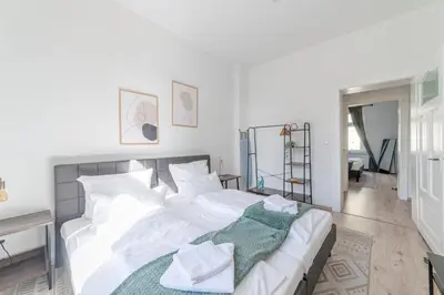 Ein Bett oder Betten in einem Zimmer der Unterkunft SpaceStays Apartment For 6