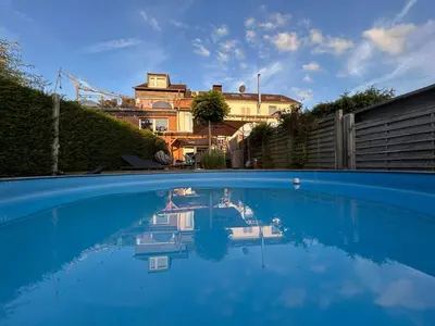 Der Swimmingpool an oder in der Nähe von Seenahe Wohnung mit Gemeinschaftsgarten und -pool
