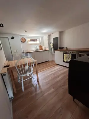 Küche/Küchenzeile in der Unterkunft Seenahe Wohnung mit Gemeinschaftsgarten und -pool