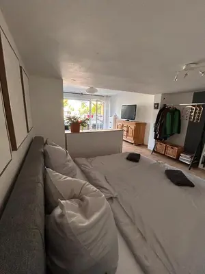 TV/Unterhaltungsangebot in der Unterkunft Seenahe Wohnung mit Gemeinschaftsgarten und -pool