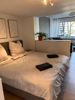 Ein Bett oder Betten in einem Zimmer der Unterkunft Seenahe Wohnung mit Gemeinschaftsgarten und -pool