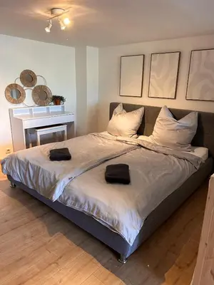 Ein Bett oder Betten in einem Zimmer der Unterkunft Seenahe Wohnung mit Gemeinschaftsgarten und -pool