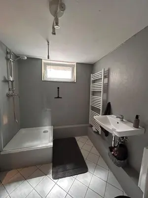 Ein Badezimmer in der Unterkunft Seenahe Wohnung mit Gemeinschaftsgarten und -pool