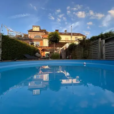 Seenahe Wohnung mit Gemeinschaftsgarten und -pool