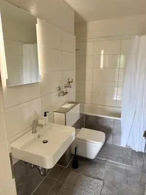 Ein Badezimmer in der Unterkunft Comfy Modern 4-Bed Apartment, WiFi, 20min DUS, 5min A46