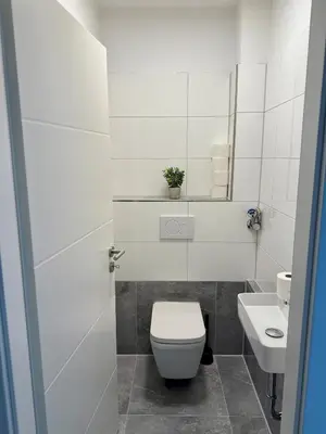 Ein Badezimmer in der Unterkunft Comfy Modern 4-Bed Apartment, WiFi, 20min DUS, 5min A46