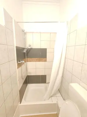 Ein Badezimmer in der Unterkunft Stylish 1-Bedroom Apartment for Rent - Central Essen Location