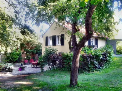 Ein Garten an der Unterkunft HR Cottage am Honigbach