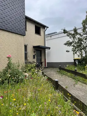 Ein Garten an der Unterkunft Zentral gelegen & sehr gut angebunden - Ihre gemütliche Ferienwohnung in Mülheim-Speldorf