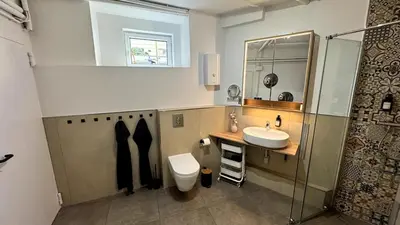 Ein Badezimmer in der Unterkunft COZY City Loft with Parking I WiFi I Netflix