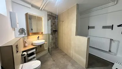 Ein Badezimmer in der Unterkunft COZY City Loft with Parking I WiFi I Netflix