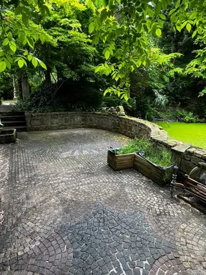 Ein Garten an der Unterkunft Villa Angela Neuer Rosengarten