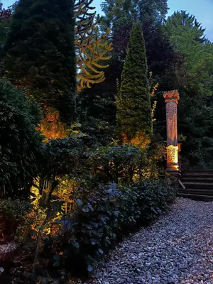 Ein Garten an der Unterkunft Villa Angela Neuer Rosengarten