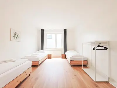 Ein Bett oder Betten in einem Zimmer der Unterkunft Tolstov Apartments - 3 Room Apartments - Kitchen - Balcony - 5 min to Messe DUS