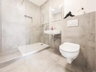 Ein Badezimmer in der Unterkunft Tolstov Apartments - 3 Room Apartments - Kitchen - Balcony - 5 min to Messe DUS