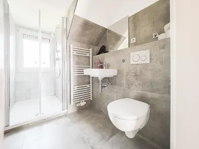Ein Badezimmer in der Unterkunft Tolstov Apartments - 3 Room Attic Apartment - Kitchen - 5 min to Messe DUS