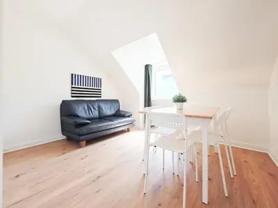 Ein Sitzbereich in der Unterkunft Tolstov Apartments - 3 Room Attic Apartment - Kitchen - 5 min to Messe DUS