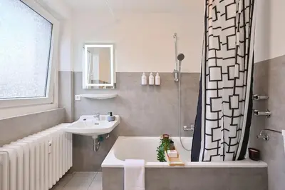 Ein Badezimmer in der Unterkunft Beautiful Spacious 5 Room Apt in City Center that Sleeps 10