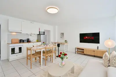 Küche/Küchenzeile in der Unterkunft Beautiful Spacious 5 Room Apt in City Center that Sleeps 10
