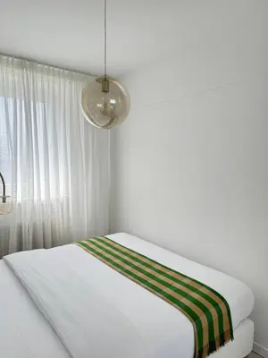 Ein Bett oder Betten in einem Zimmer der Unterkunft Beautiful Spacious 5 Room Apt in City Center that Sleeps 10