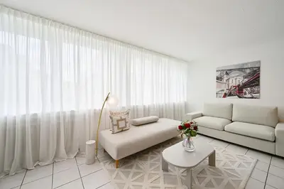 Ein Sitzbereich in der Unterkunft Beautiful Spacious 5 Room Apt in City Center that Sleeps 10
