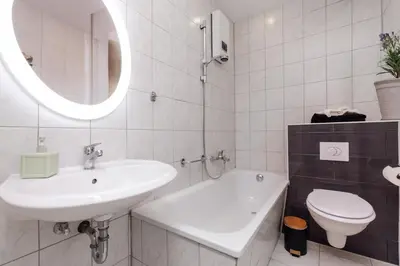 Ein Badezimmer in der Unterkunft vivid & red - Netflix - City - Wifi - 4 Person