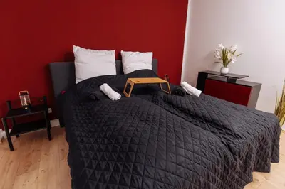 Ein Bett oder Betten in einem Zimmer der Unterkunft vivid & red - Netflix - City - Wifi - 4 Person