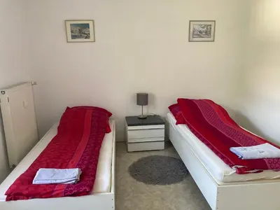 Ein Bett oder Betten in einem Zimmer der Unterkunft Self check in Apartment 42 m Schlafzimmer eigenes Badezimmer mit Badewanne Kochecke mit Esszimmer im Einfamilienhaus eigenes Badezimmer keine Ferienwohnung