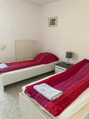 Ein Bett oder Betten in einem Zimmer der Unterkunft Self check in Apartment 42 m Schlafzimmer eigenes Badezimmer mit Badewanne Kochecke mit Esszimmer im Einfamilienhaus eigenes Badezimmer keine Ferienwohnung