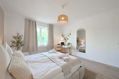 Ein Bett oder Betten in einem Zimmer der Unterkunft Frisch sanierte City-Wohnung mit Workspace