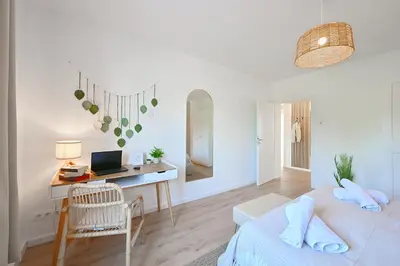 Ein Bett oder Betten in einem Zimmer der Unterkunft Frisch sanierte City-Wohnung mit Workspace