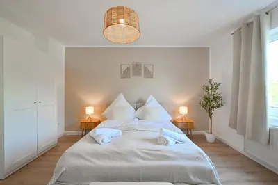 Ein Bett oder Betten in einem Zimmer der Unterkunft Frisch sanierte City-Wohnung mit Workspace