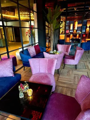 Ein Sitzbereich in der Unterkunft Twins Hotel