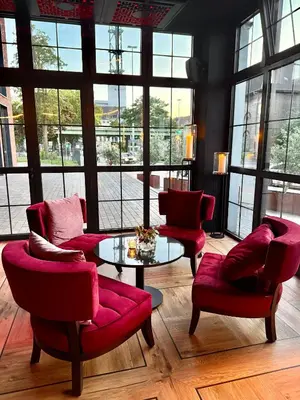 Ein Sitzbereich in der Unterkunft Twins Hotel