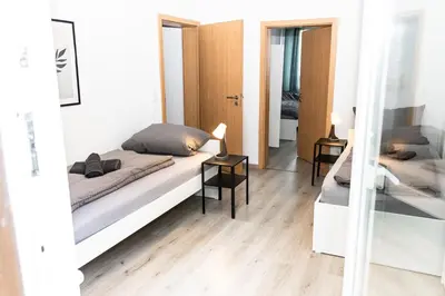 Ein Bett oder Betten in einem Zimmer der Unterkunft CosyHomes24 - centrally with balcony and garage - IL01b