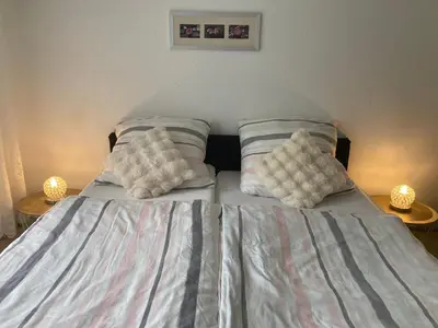 Ein Bett oder Betten in einem Zimmer der Unterkunft Gemütliches ganzes Apartment Küche Parkplatz Waschmaschine Kamin Terrasse Garten, Keine Ferienwohnung