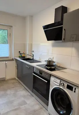 Küche/Küchenzeile in der Unterkunft Feeling Home - Moderne 3-Zimmer Ferienwohnung am Uniklinikum, Nähe Messe und Rüttenscheid, 