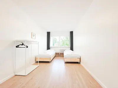 Ein Bett oder Betten in einem Zimmer der Unterkunft Tolstov Apartments - 3 Room Apartments with Balcony - 25 min Messe DUS