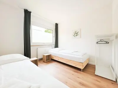 Ein Bett oder Betten in einem Zimmer der Unterkunft Tolstov Apartments - 3 Room Apartments with Balcony - 25 min Messe DUS