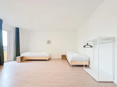 Ein Bett oder Betten in einem Zimmer der Unterkunft Tolstov Apartments - 3 Room Apartments with Balcony - 25 min Messe DUS