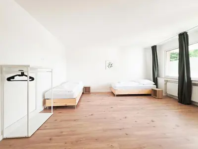 Ein Bett oder Betten in einem Zimmer der Unterkunft Tolstov Apartments - 3 Room Apartments with Balcony - 25 min Messe DUS