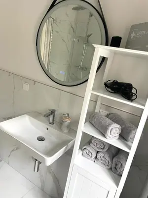 Ein Badezimmer in der Unterkunft NEU- APPARTMENT in HAGEN nähe DORTMUND - 3 Parking! 3 Double-Bed! 2 Bedrooms, WIFI, COFFEMASHINE-Fully Automatic, KITCHEN, NETFLIX,DISNEY,MAGENTA