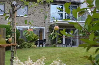 Ein Garten an der Unterkunft Gemütliche Komfortwohnung in ruhiger Grünlage - ideal für bis zu 3 Gäste