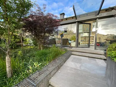 Ein Garten an der Unterkunft Gemütliche Komfortwohnung in ruhiger Grünlage - ideal für bis zu 3 Gäste